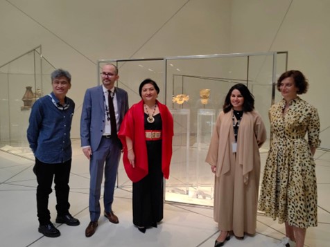 Kenneth Esguerra (Ayala Museum’s Senior Curator and Head of Conservation); Manuel Rabate (Louvre Abu Dhabi Director); Her Excellency Ambassador Hjayceelyn Quintana (Philippine Embassy in UAE); Mariam Al Dhaheri (Louvre Abu Dhabi Curatorial Assistant); and Souraya Noujaim (Louvre Abu Dhabi Scientific, Curatorial & Collections Management Director) during the installation of the two pre-colonial gold loaned by Ayala Museum to Louvre Abu Dhabi. 