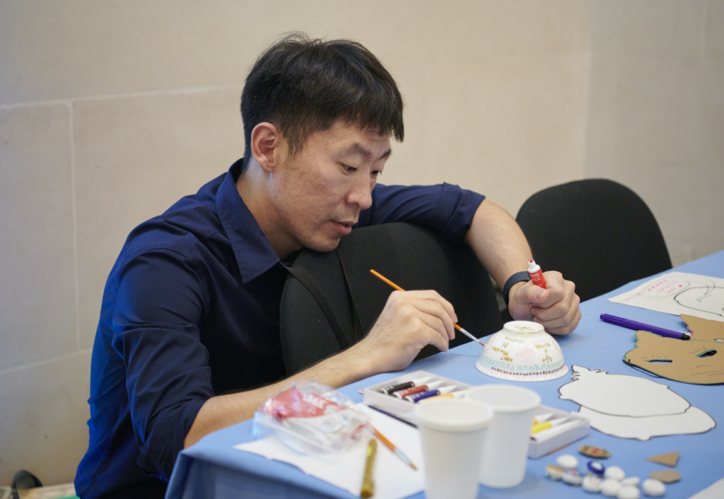Gao Rui decorating a bowl for his object in focus display